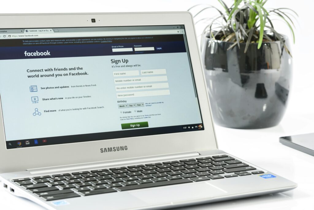 facebook-login-office-laptop-business-162622-162622 Photo of a Laptop
